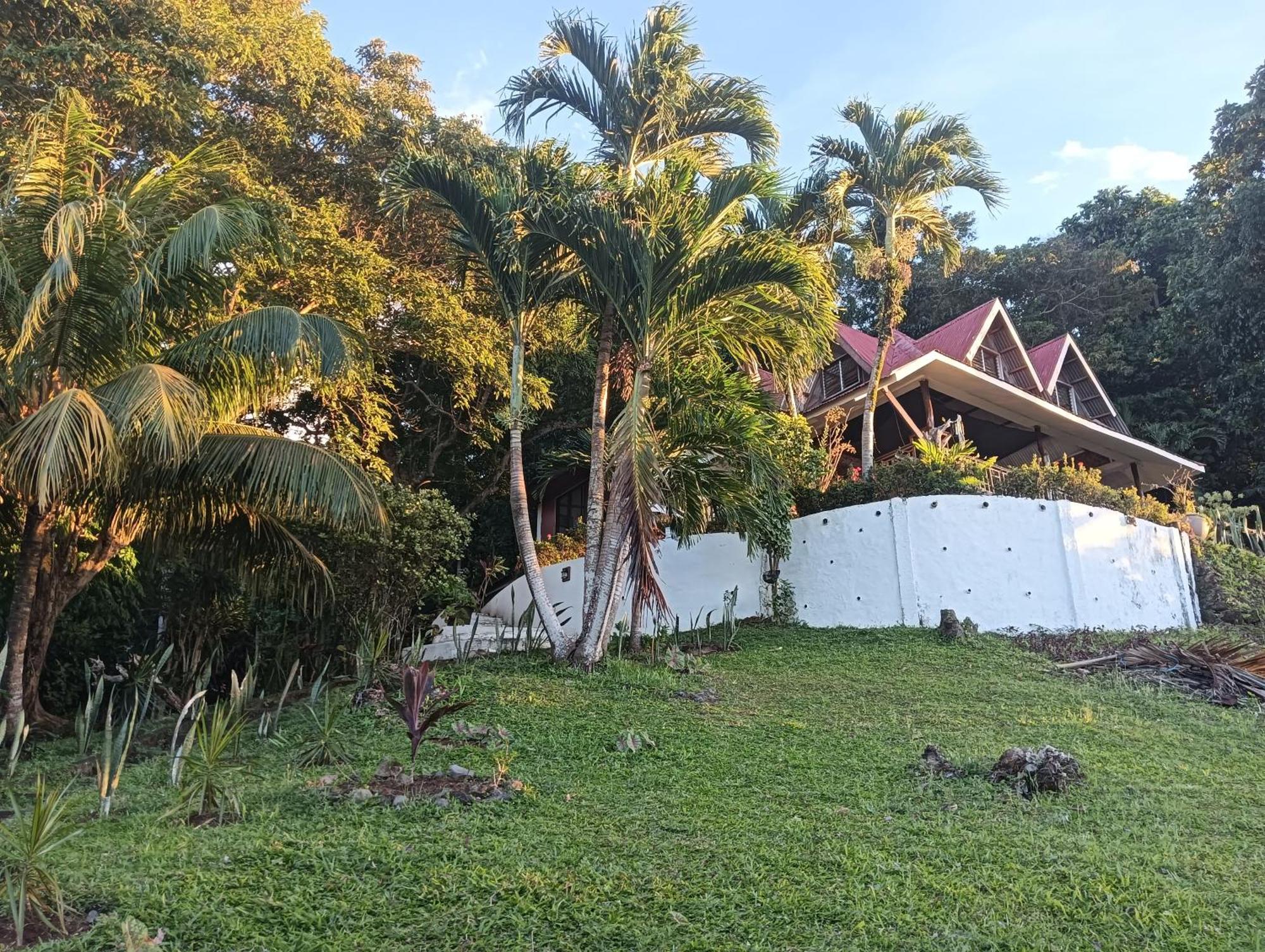 Villa House On The Hill Overlooking Mambajao